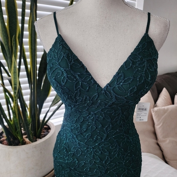 Windsor Marylou Lace Mesh Plunge Neck Formal Dress. Color: HUNTER. Size … - Picture 4 of 8